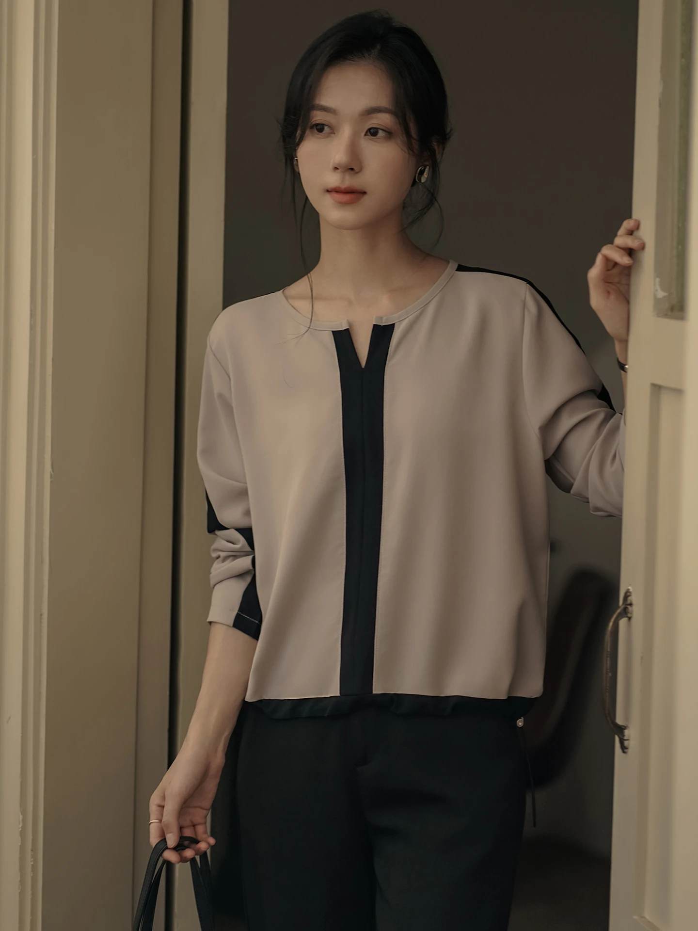 

Корейский свободный топ с круглым вырезом и цветовыми блоками для женщин, новая весенняя модная коллекция, художественный дизайн, дышащий полиэстер, длинный рукав