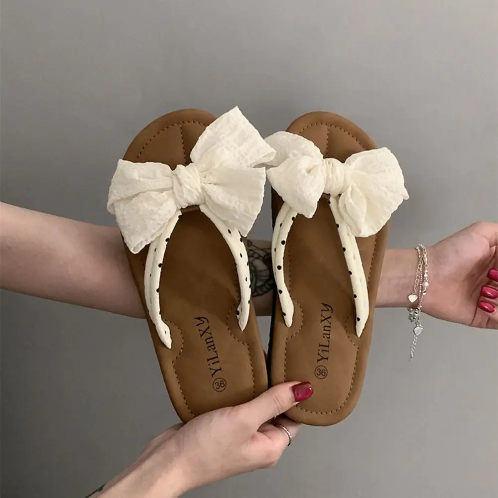 Chanclas con lazo de PVC a la moda, zapatillas de playa con lunares de suela blanda para mujer, sandalias deslizantes dulces antideslizantes para el hogar