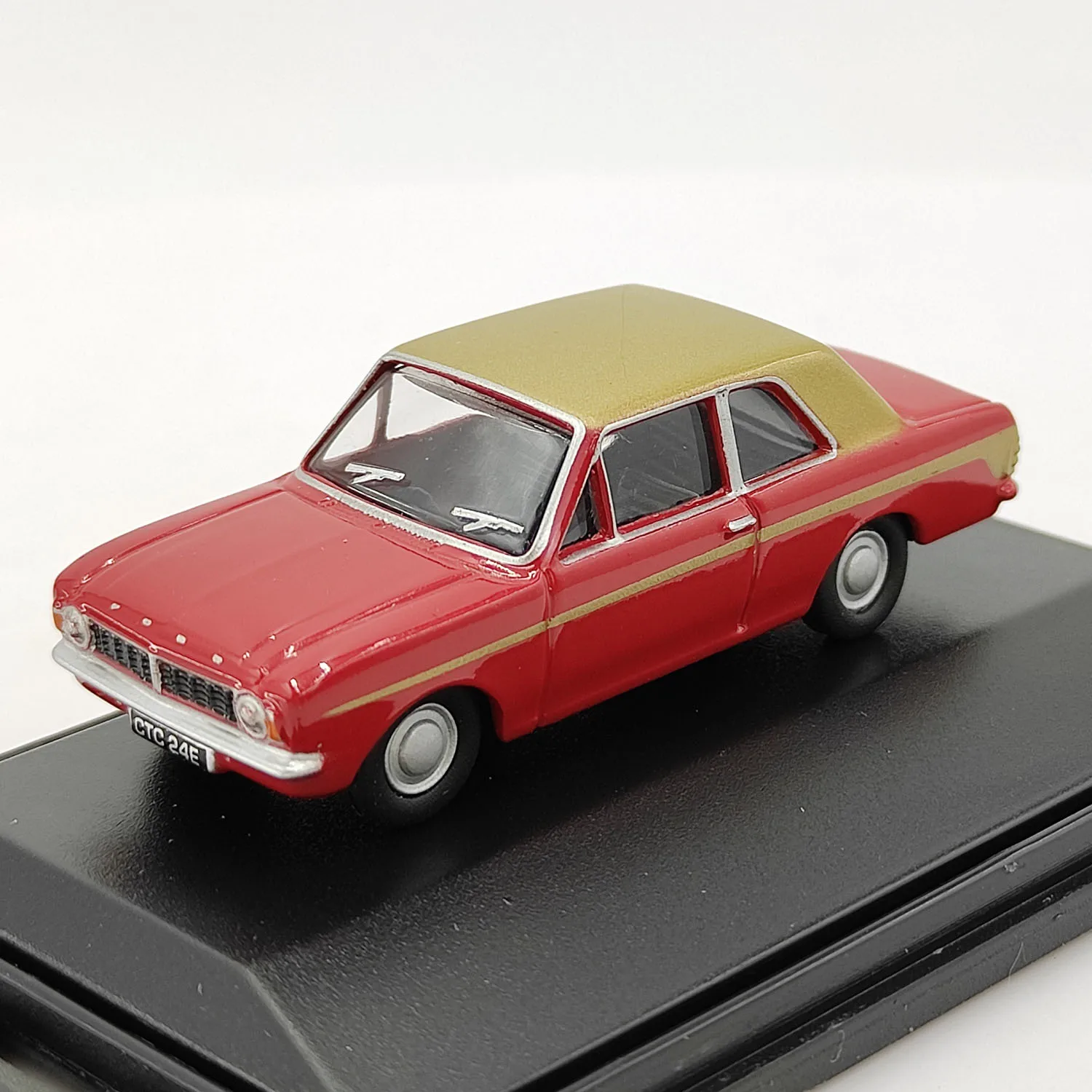 Diecast OXFORD 1/76 Scale Cortina MKll Red Car Model Collectible Toy Gift Souvenir Display Ornament