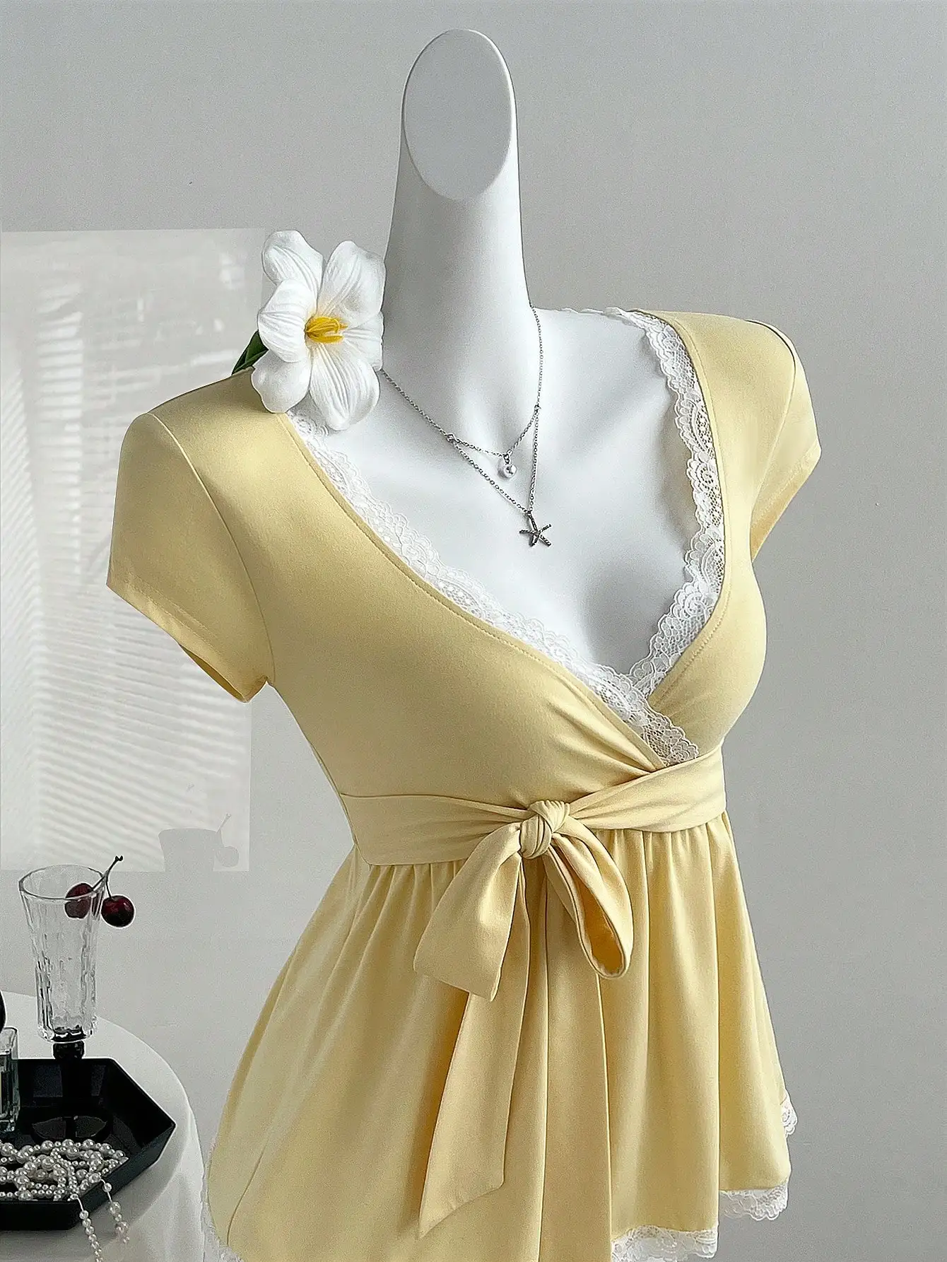 

Желтый топ с кружевной отделкой и бантом на талии