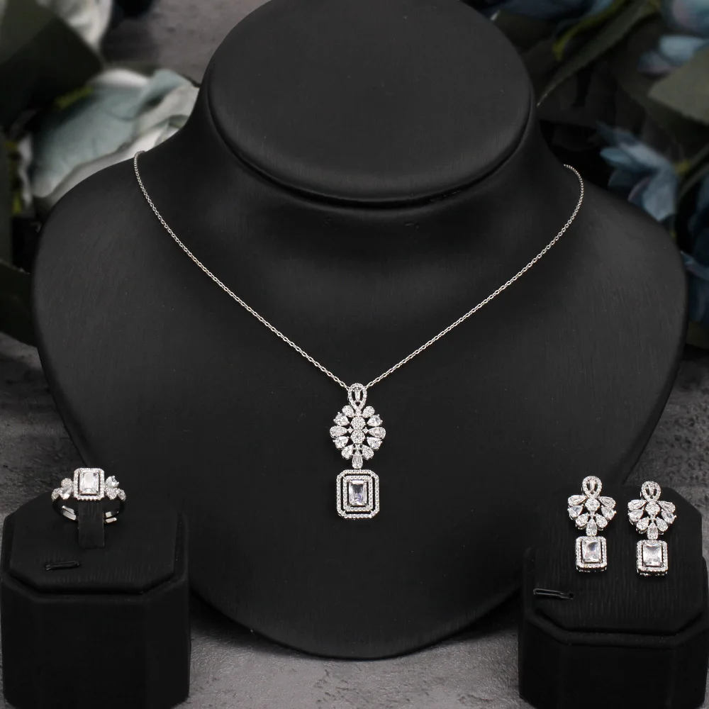 

BrideTalk European And American Fashion Jewelry Four-Leaf Flower Ladies Necklace Inlaid Zircon Silver Needle Luxury Earrings Set