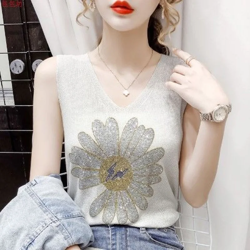 2023 New Summer Sexy Trend Hot Diamond Small Daisy V-neck Knitted Suspender Sleeveless Vest Casual Loose Fitting Women\'s T-shirt