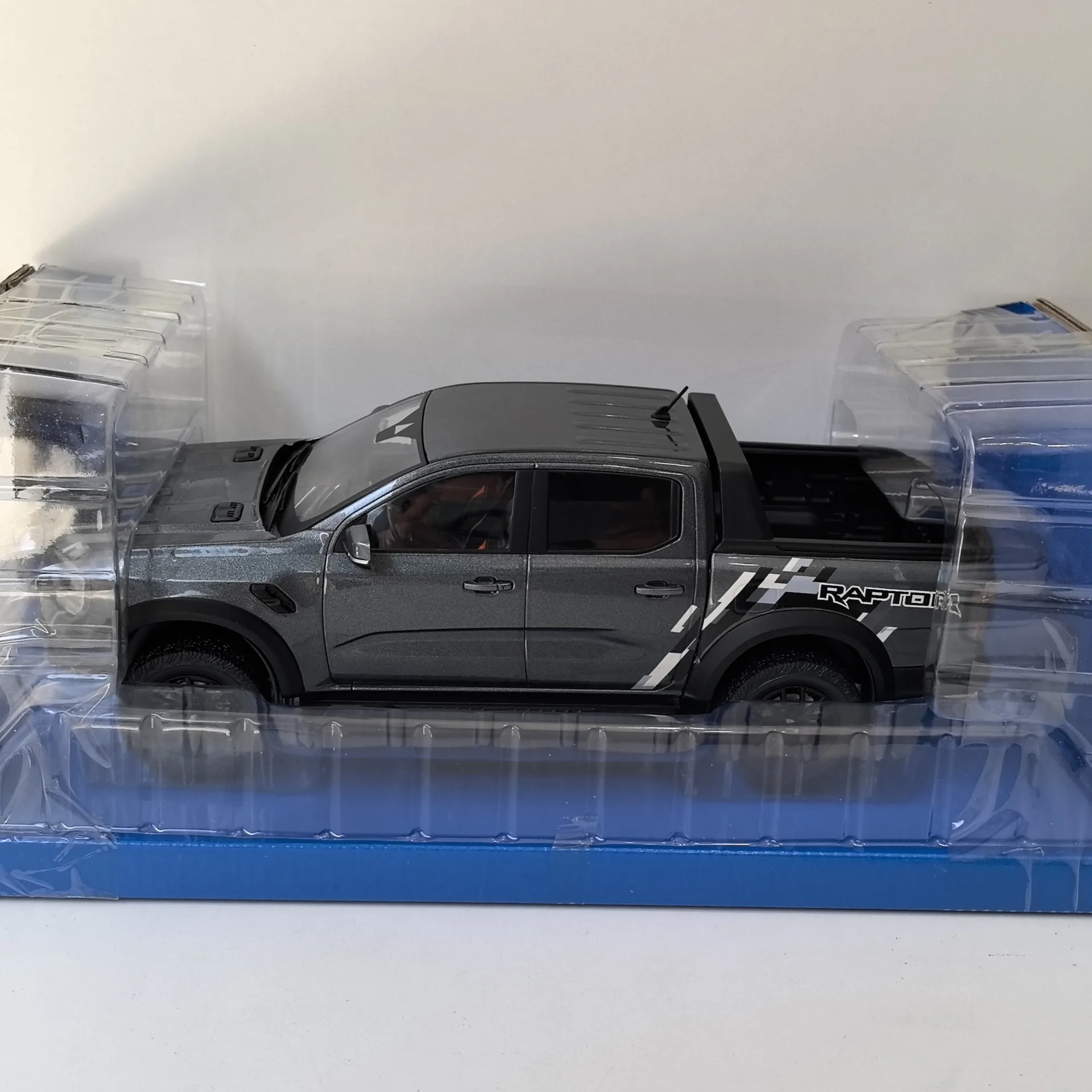 

Flaws Diecast MCG 1/18 Scale FORD RAPTOR 2022 Alloy Car Model Collectible Toy Gift Souvenir Display Ornament