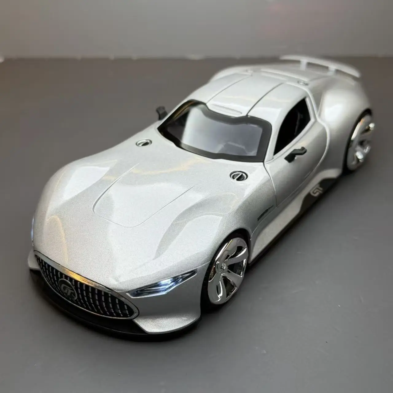 

Модель спортивного автомобиля AMG Vision GT Concept в масштабе 1:24, коллекционная, из сплава, имитация, сувенир, литая под давлением, детская игрушка, подарок