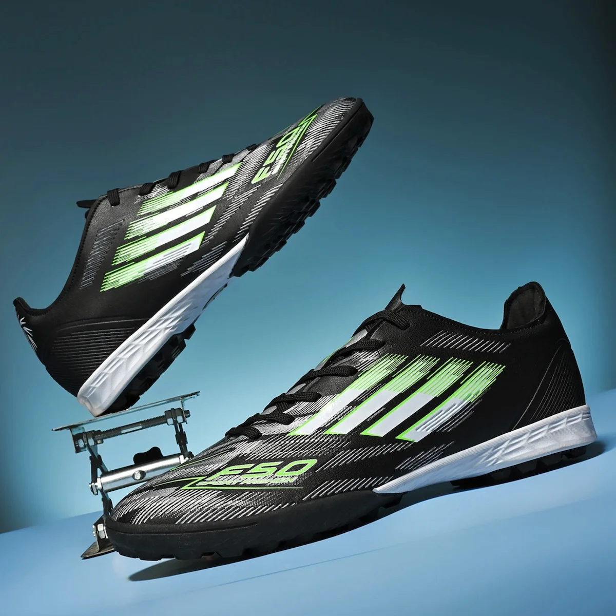 

Новые мужские футбольные бутсы с нескользящей подошвой, спортивные футбольные кроссовки для мальчиков, уличные бутсы с длинными шипами, дышащие, для тренировок и матчей, удобные для взрослых.