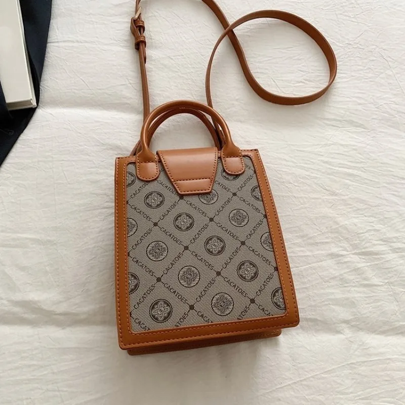 Luxury Designer Shoulder Messenger With Letter Logo High-End Trendy Also An Excellent Large Capacity Diaper Bag