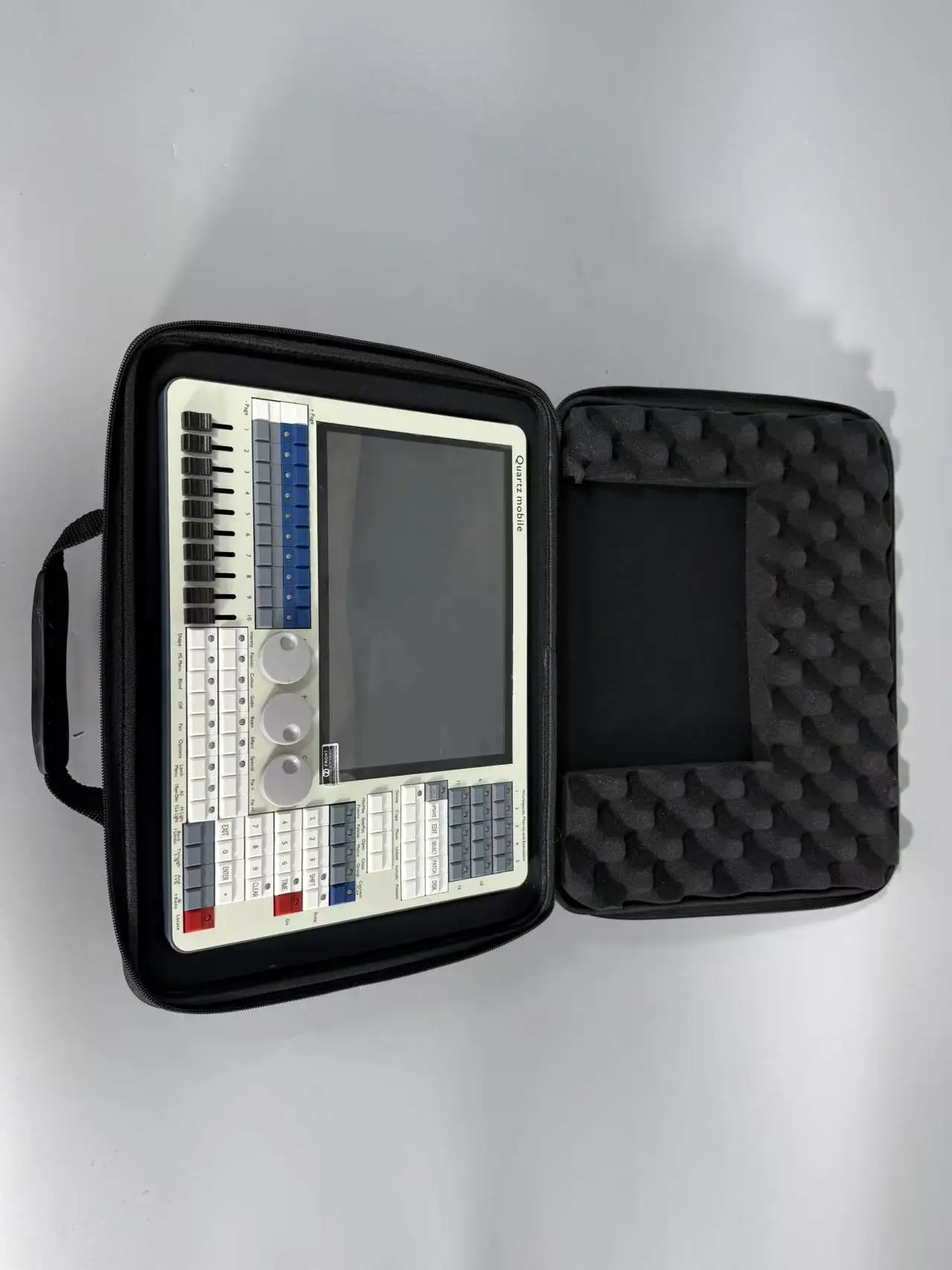 Najnowsza wersja kwarcowej mobilnej konsoli sterującej oświetleniem scenicznym, kontroler DMX do sterowania oświetleniem scenicznym, przenośny mini kontroler.