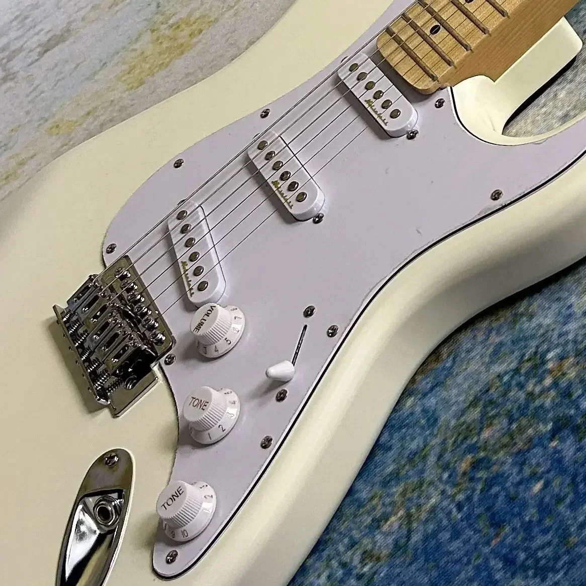 Sale High Quality Electric Guitar Creamy Body Maple Neck and Fingerboard Chrome Hardwareoard High Quality Guitarra Free Shipping