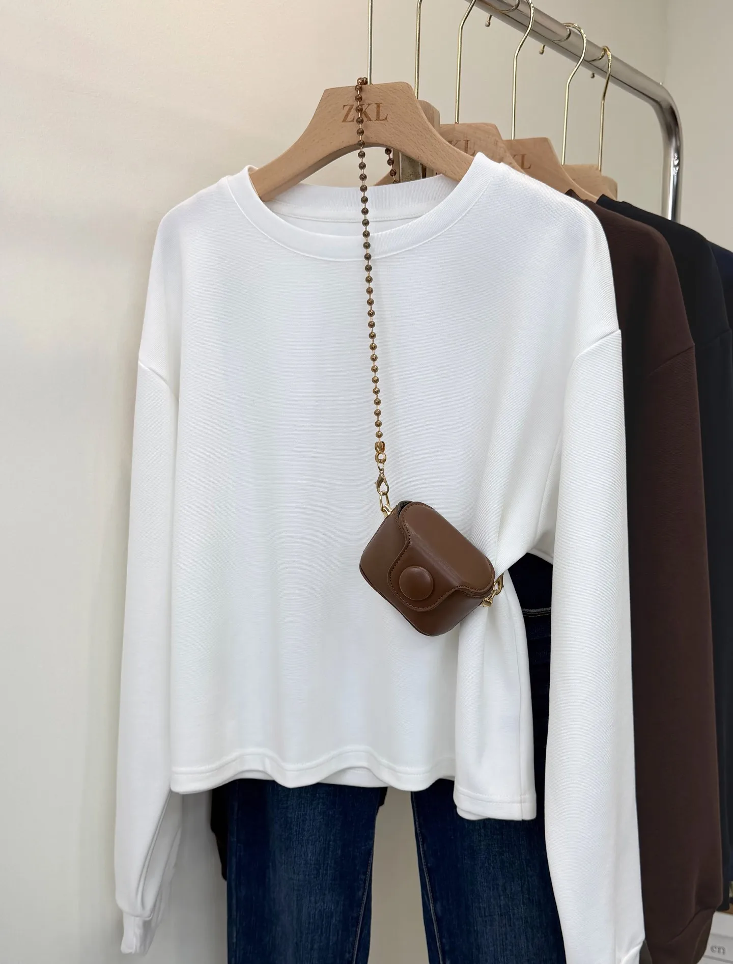 Bluza damska z dzianiny waflowej bez kaptura, elegancka, uniwersalna, idealna na wiosnę, dla studentek, z haftowanym napisem.