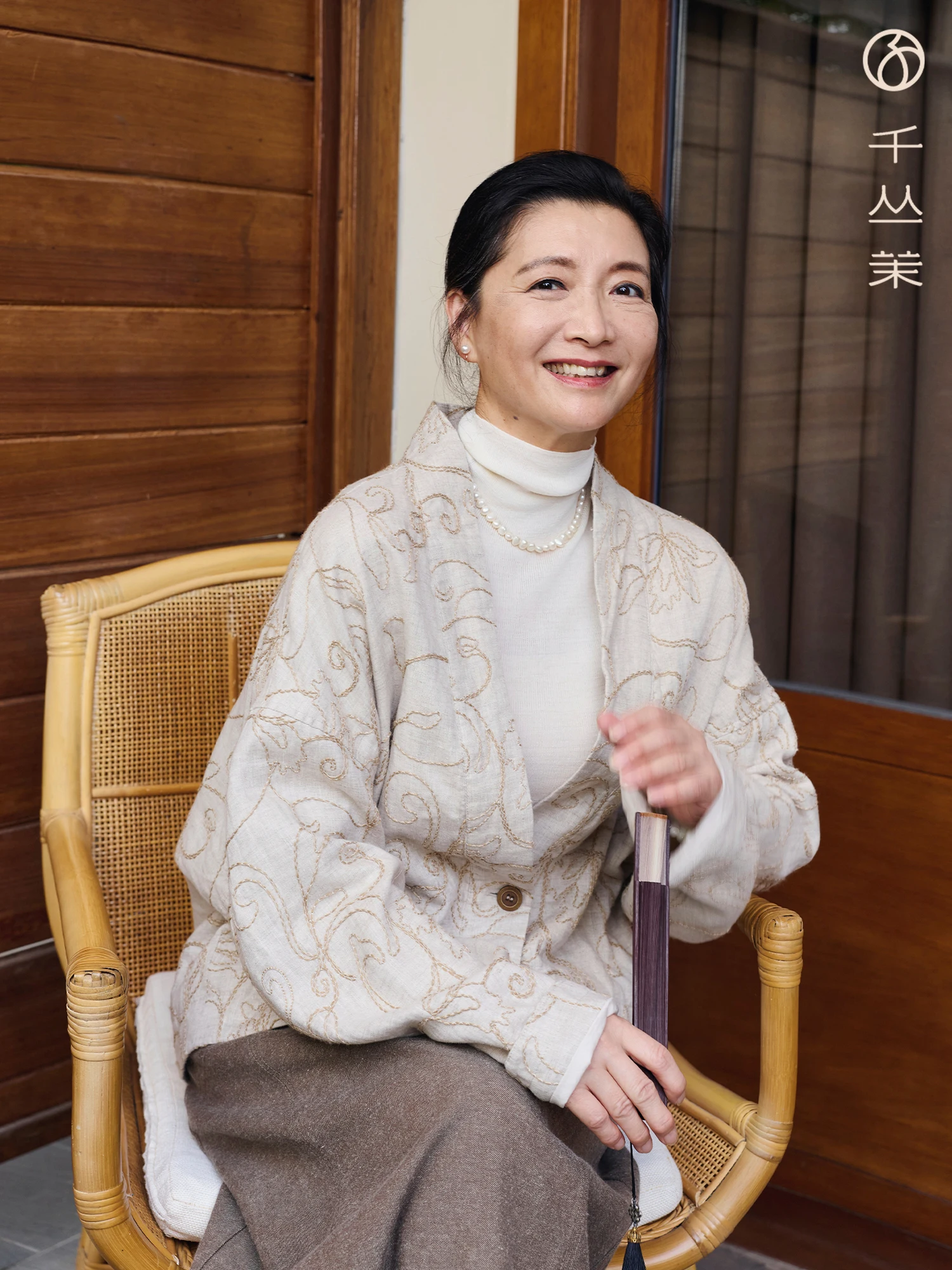 

Loose Linen Jacket Top for Middle-Aged Women Elegant Wise Style Casual Long Sleeve Outerwear Comfortable Fit Age-Defying