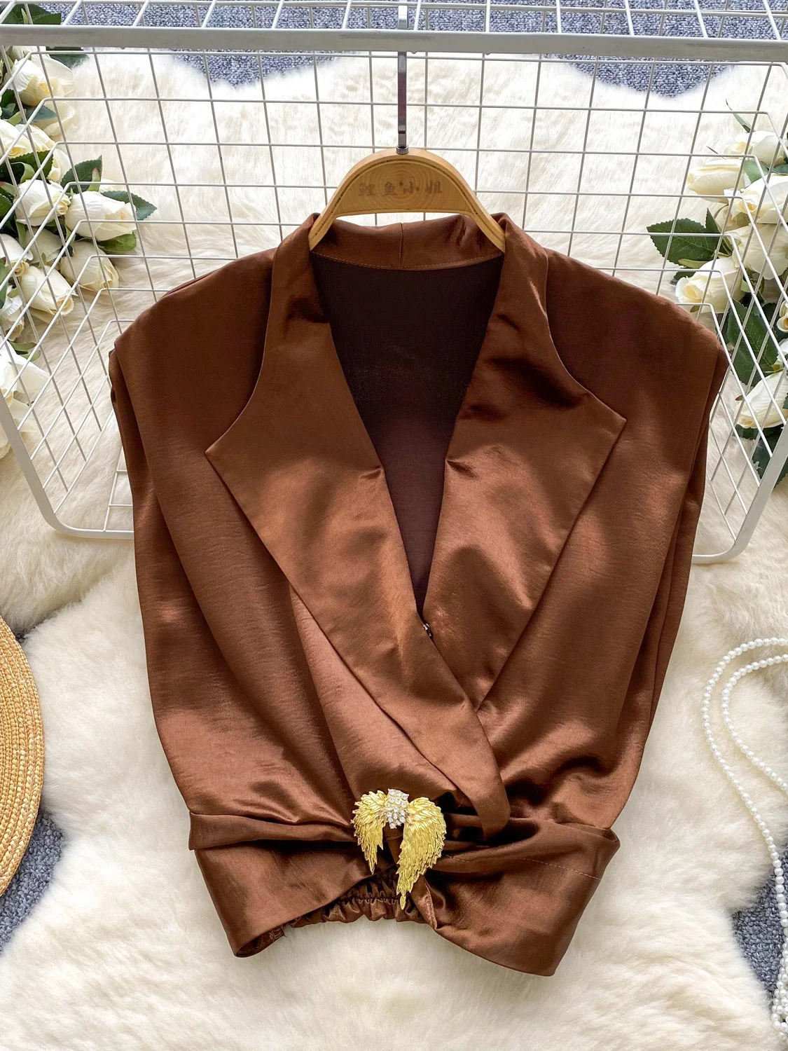 

British Style Satin Feel Sleeveless Suit Collar Shirt Women Summer Metal Buckle Short Length Belly Baring Lady Top