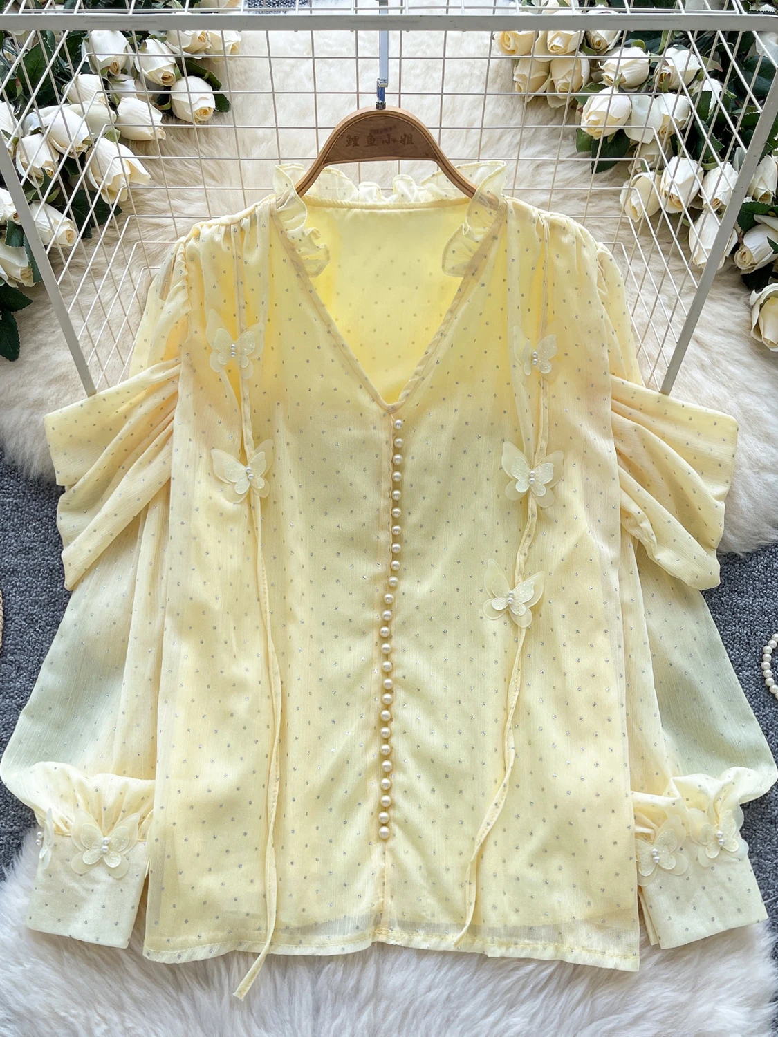 

Новинка 2026, осенняя женская винтажная рубашка с v-образным вырезом и длинными рукавами, 3D украшение из ленты-бабочки, однобортная рубашка с бусинами и бриллиантами, топы