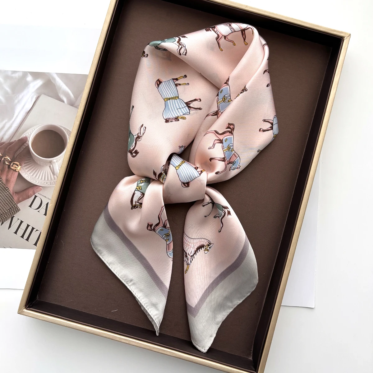Modisch bedruckter quadratischer Schal für Damen, stilvolle Schals aus Kunstseide, Bandanas, luxuriöser Hijab, Halstuch, eleganter Schal.
