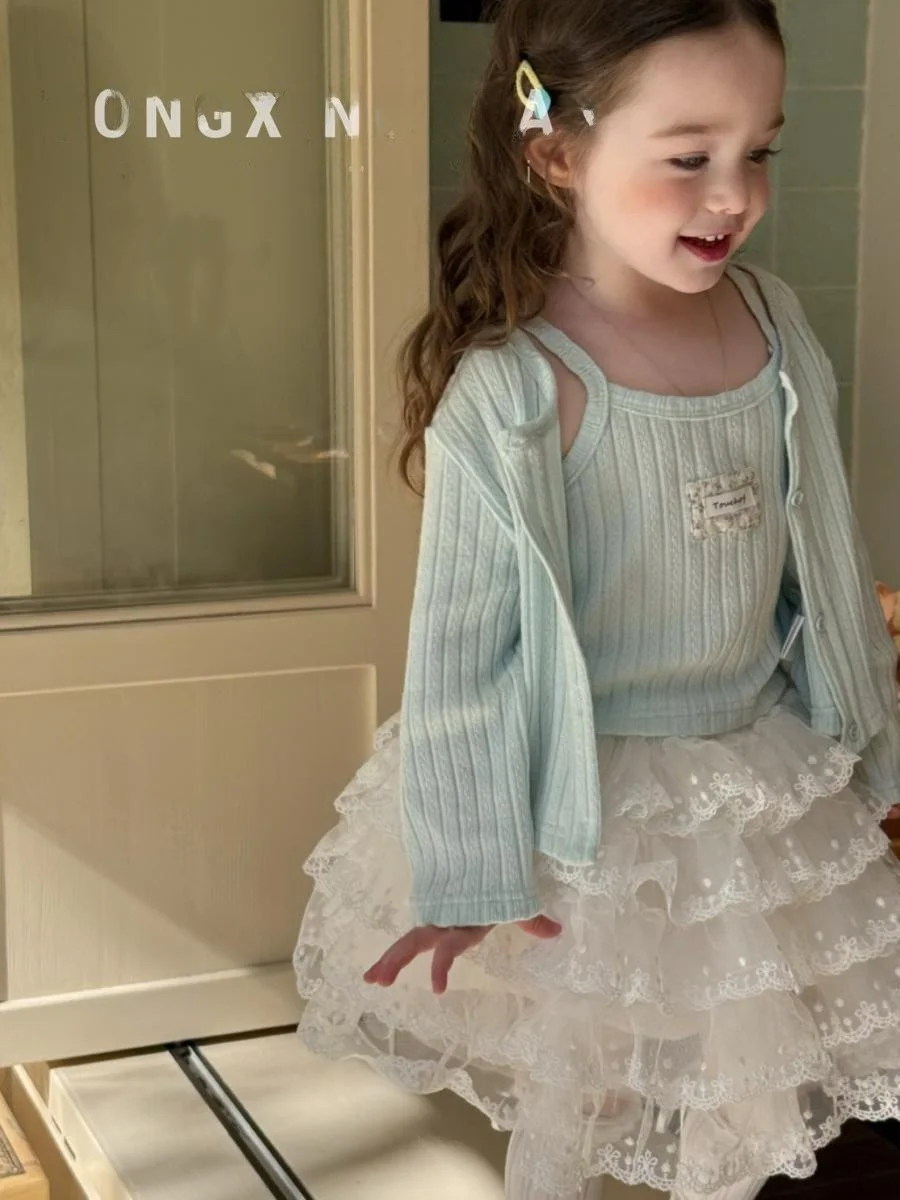 中国デザイナーによる2025年春のファッショナブルなツーピースセット、女の子向けの甘い刺繍入りカーディガンとタンクトップ、レーススカート付き