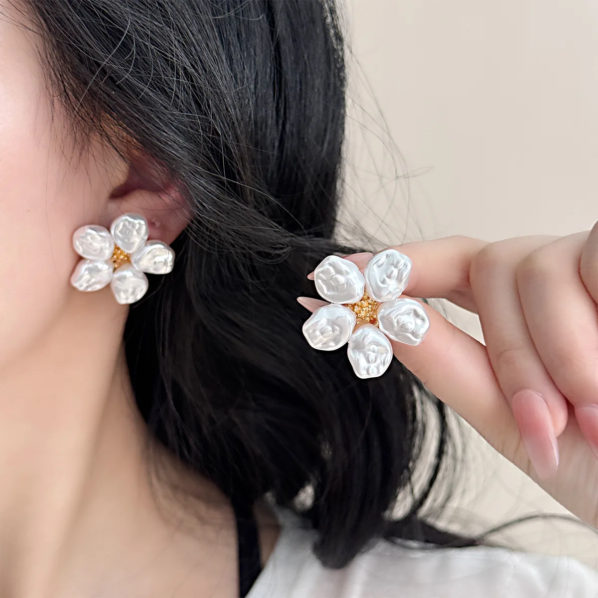 

Vintage Baroque Flower Pearl Earrings For Women Fashion Elegant Irregular Pearl Petal Stud Earrings Exquiste Party Jewelry Gifts