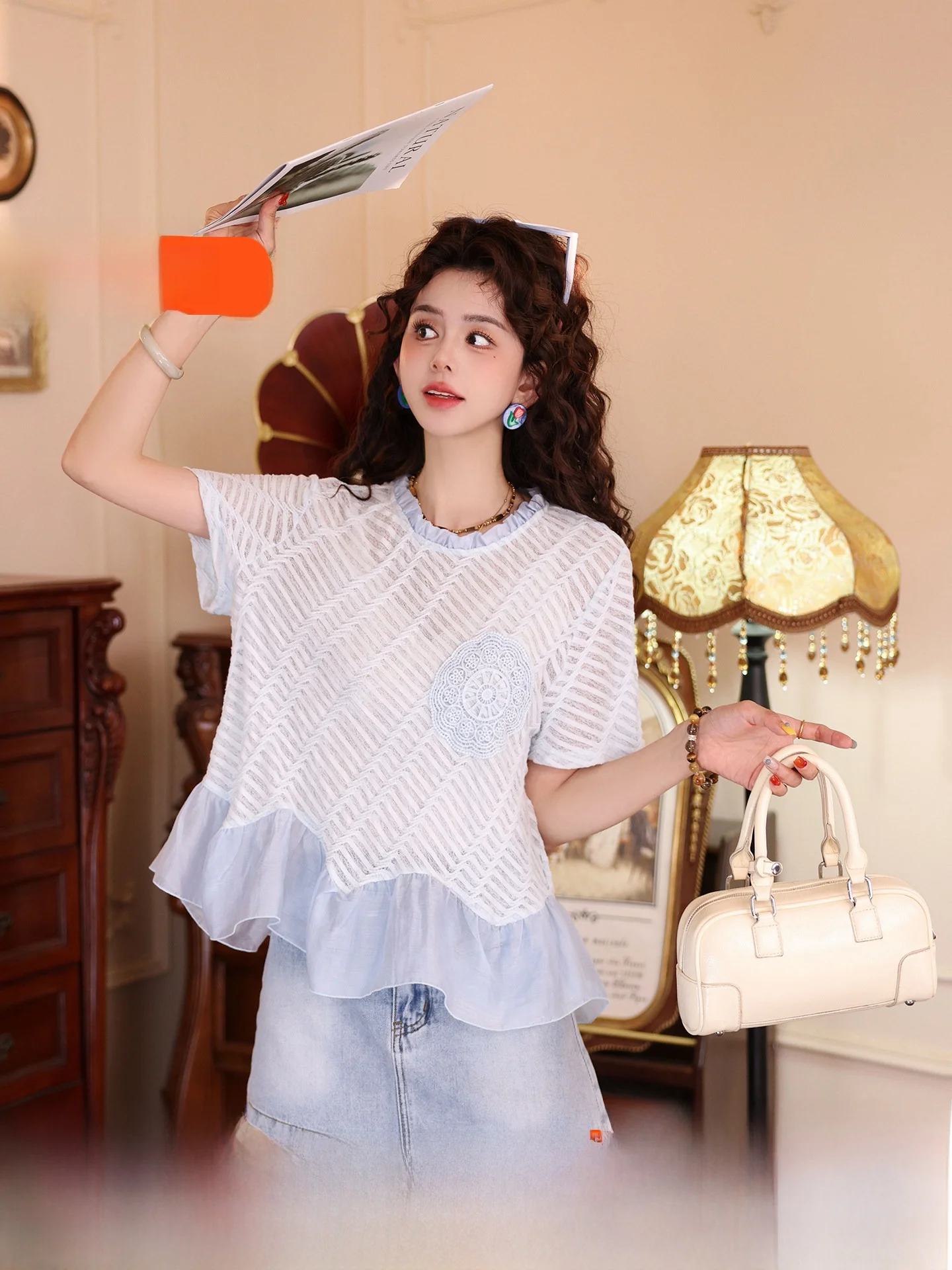 

Синяя женская футболка с коротким рукавом, летняя новинка, дизайн с элементами пэчворка, в стиле Чэнь Цзяцзе, винтажный свободный крой, с круглым вырезом, топ с принтом «Сердце озера».