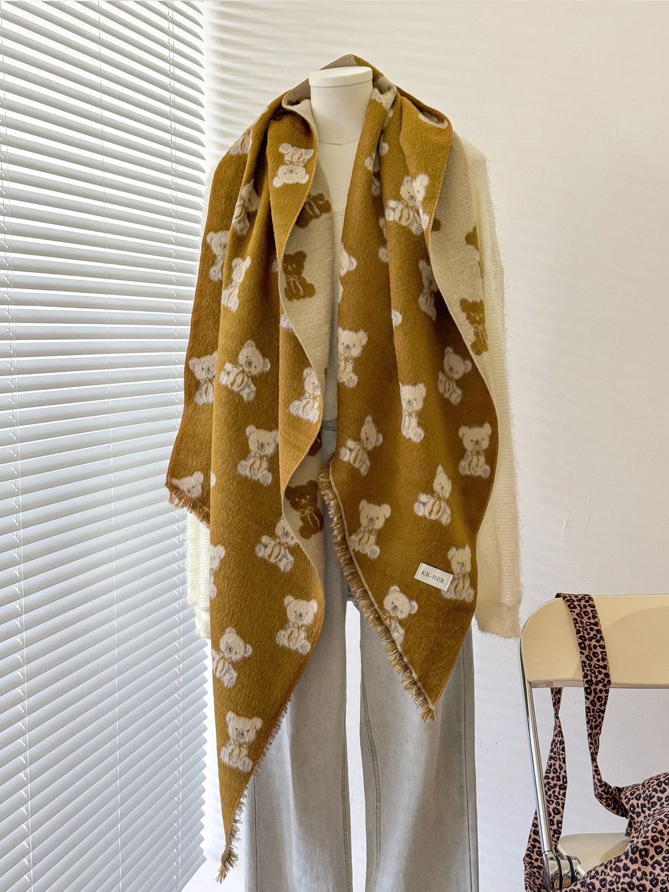 شال نسائي فاخر من الكشمير الصناعي لطيف تيدي بير طباعة شتاء التفاف مع شرابات الباشمينا باندانا نمط لعام 2025