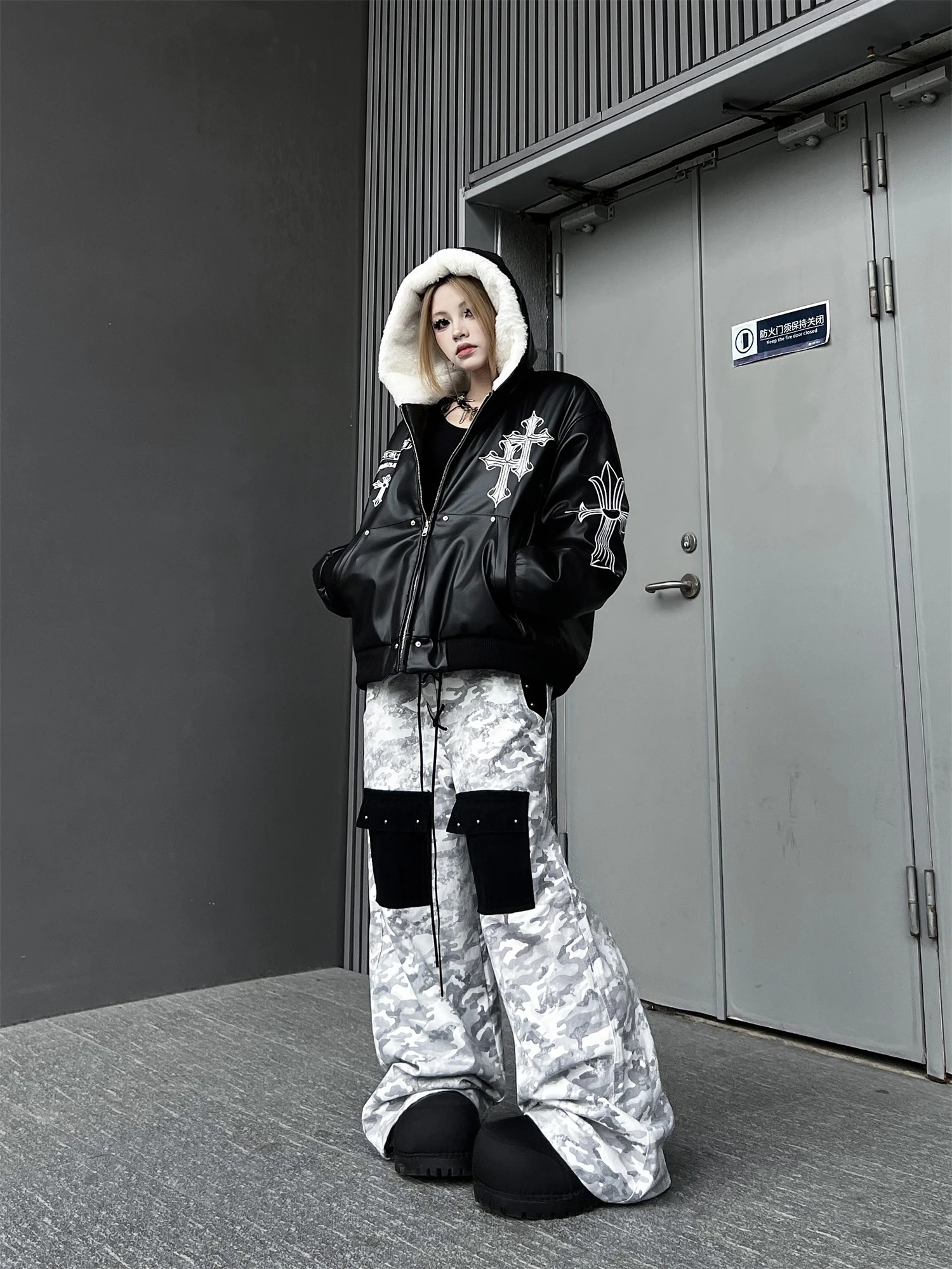 المرأة Y2K الشارع الشهير المتضخم فضفاض السراويل التمويه رمادي أبيض مع جيب أسود البضائع بنطلون عادية الهيب هوب سراويل أنيقة