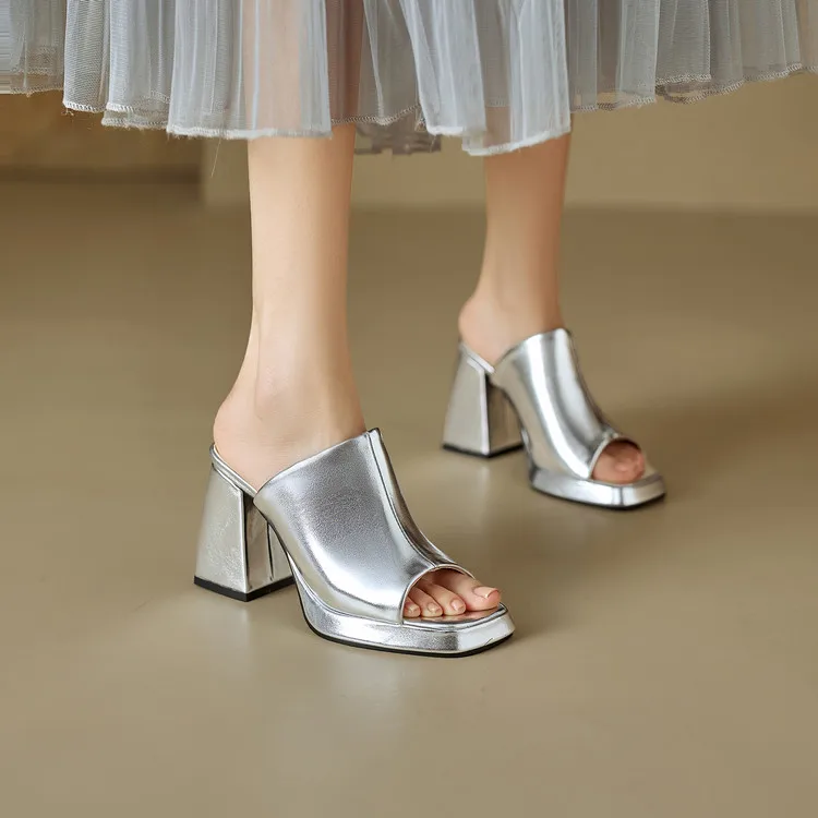 In The Summer of 2026, The New Women's High-heeled Sandals Are Open-toed, and The Simple and Comfortable Slippers Are 32-46. view 2