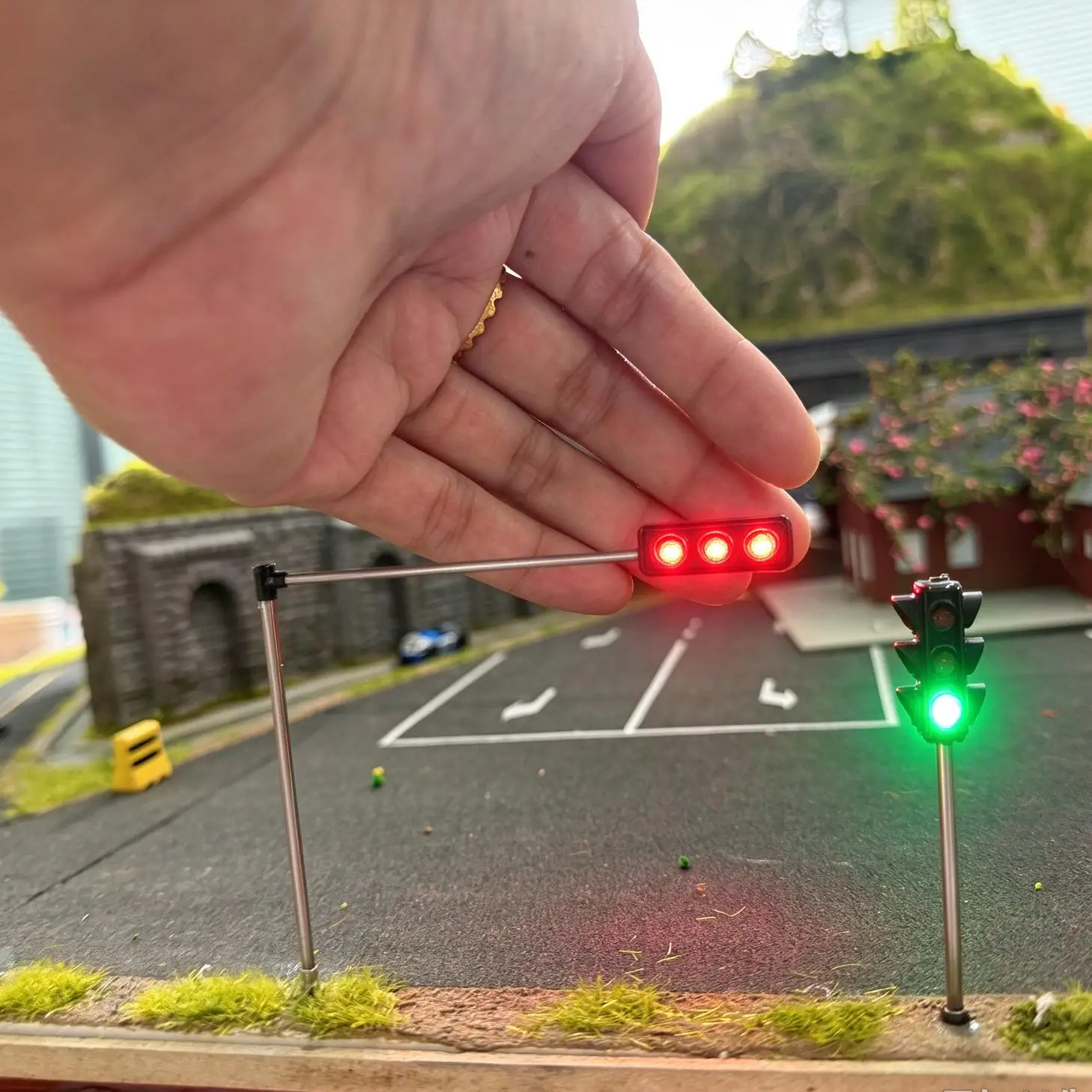 HO Scale Mini Traffic Signal Light Model LED Red Green Light for Model Railroad Diorama Road Scene Building