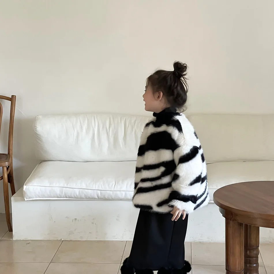 New Winter 2023 Childrens Clothing Girls Black White Striped Childrens Design Sense Fur Jacket with Fleece Jacket