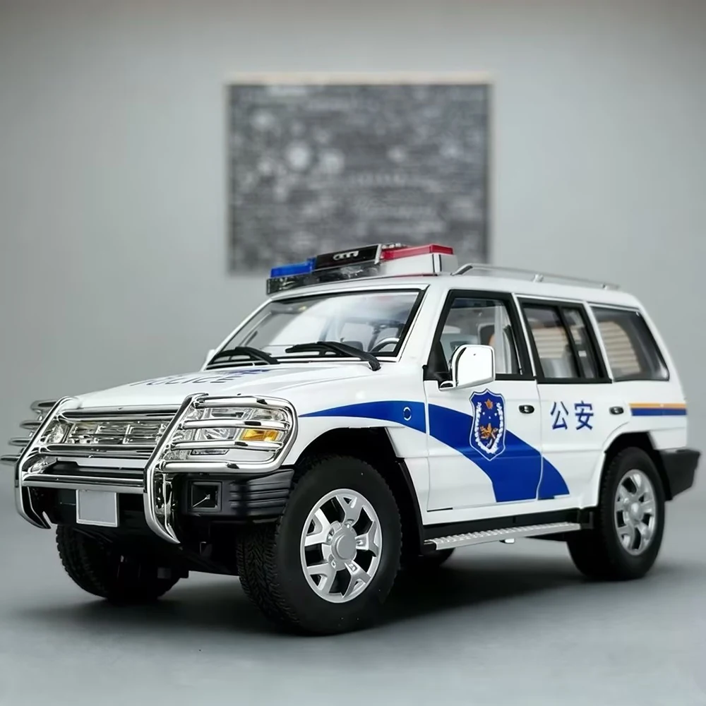 

1:18 Mitsubishi Полицейский автомобиль Cruiser LC300 Модель внедорожника Игрушка с откатным механизмом Музыкальный светильник Двери с открытыми вездеходными украшениями для хобби