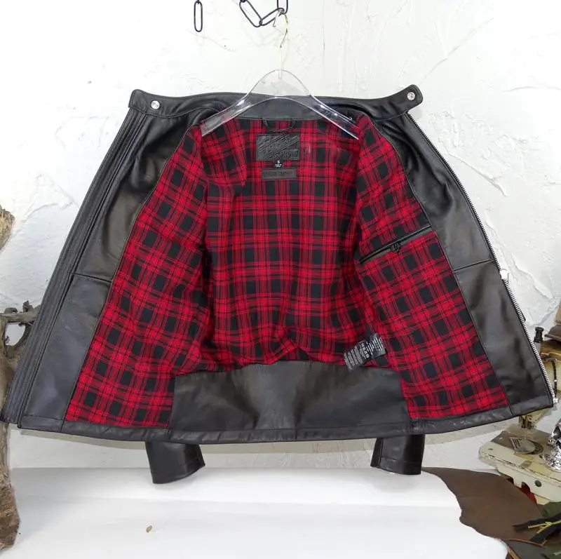 المواد الجلدية جيدة جدًا، وجلد البقر القديم المستورد من تركيا خشنة وقوية، والطوق الوقوف بسيط