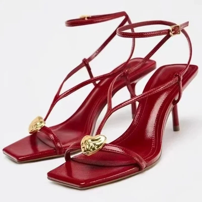 

Сексуальные сандалии с узким ремешком, женские туфли-лодочки с ремешком на щиколотке, вечерние туфли с квадратным носком, металлические украшения, красные элегантные женские туфли на высоком каблуке для взрослых