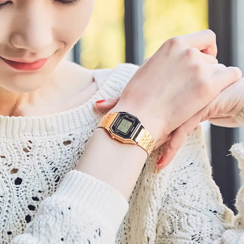 ساعة كاسيو للرجال صغيرة ذهبية مقاومة للماء رياضية للطلاب شاشة رقمية LED كوارتز ساعات عصرية فاخرة