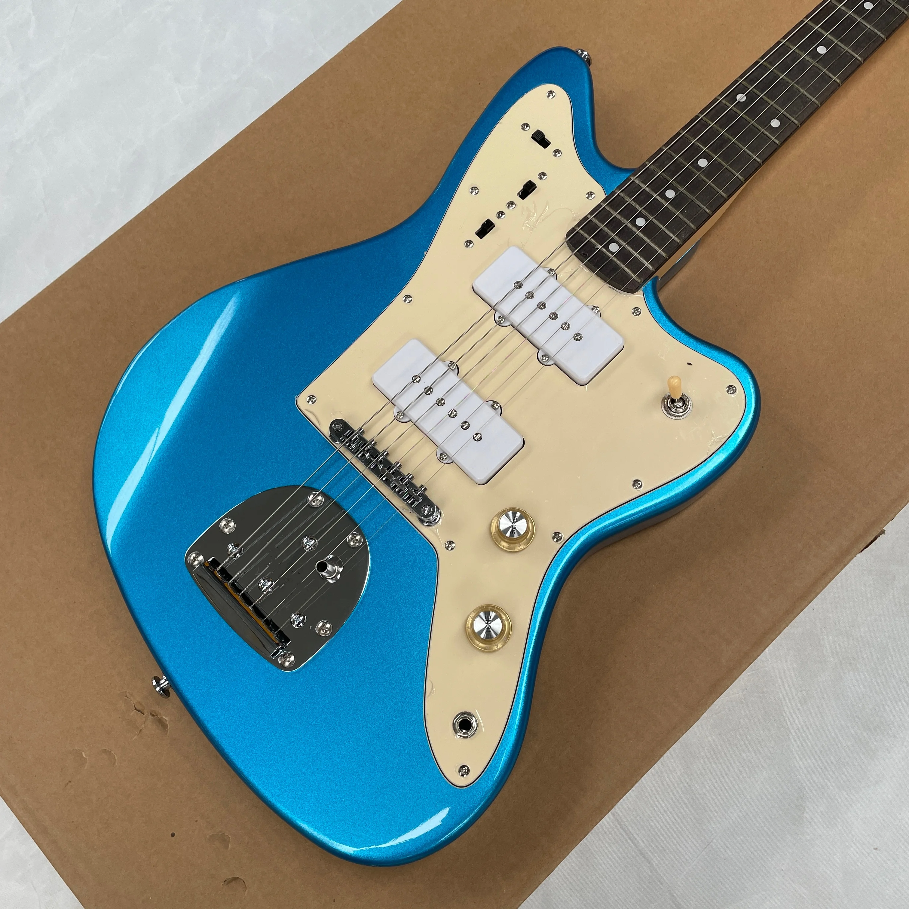 

6-струнная синяя электрогитара с двойными звукоснимателями P90 и грифом из палисандра, подходит для домашнего и сценического использования.