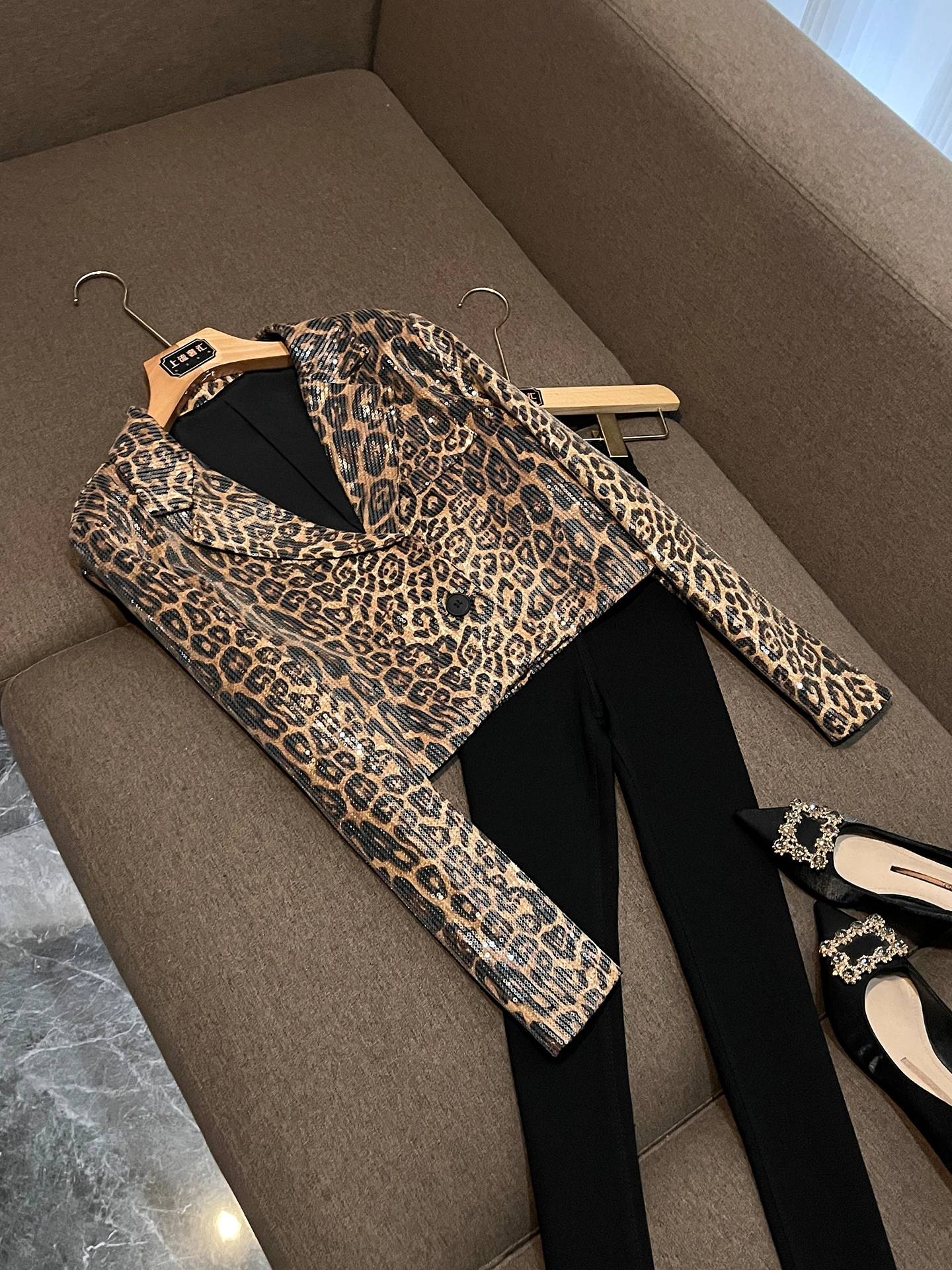 

Ретро-куртка в американском стиле с леопардовым принтом и пайетками, короткая, на одной пуговице, с отложным воротником, укороченная, женская модная весенняя верхняя одежда.