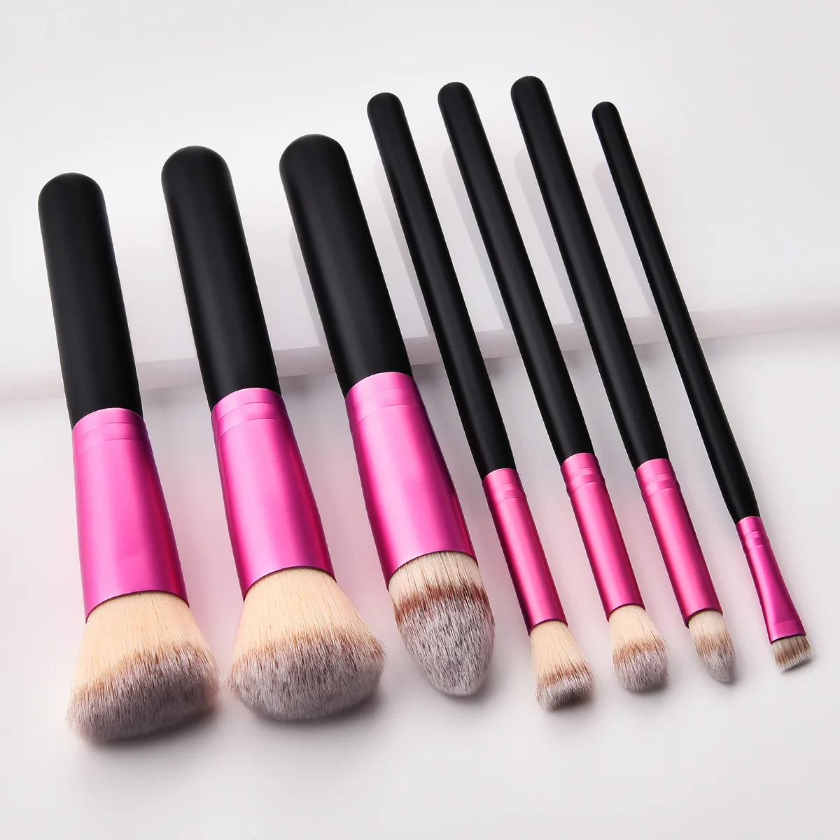 

7Pcs Brush Set High Quality Wood Handle Soft Nylon Bristles Ideal for Uniform Powder Blush Foundation Use Professional