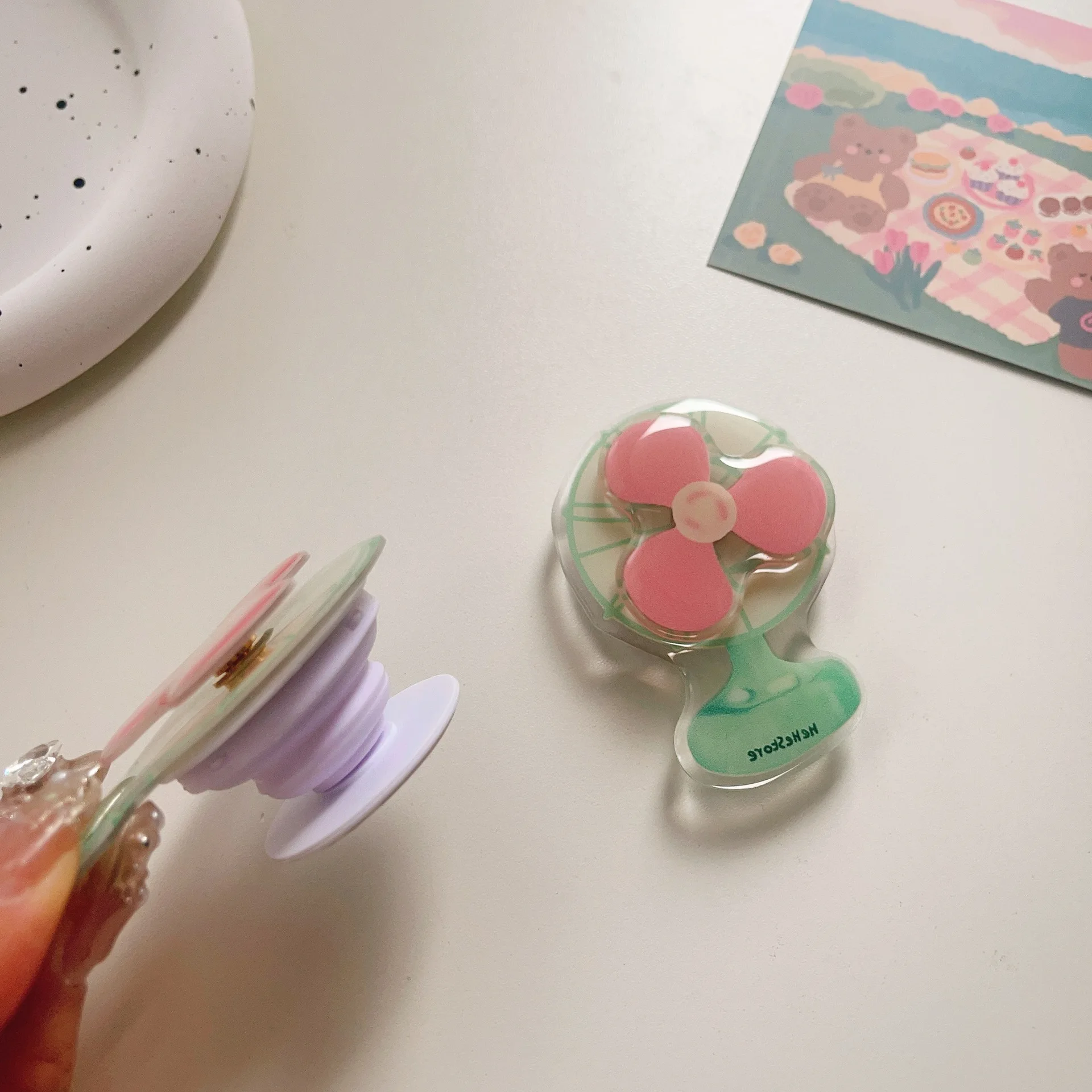 Leuke roterende ventilatorstandaard Geschikt voor elke telefoon Airbagstandaard 3m zelfklevende desktop Lazy Artefact telefoonhouder