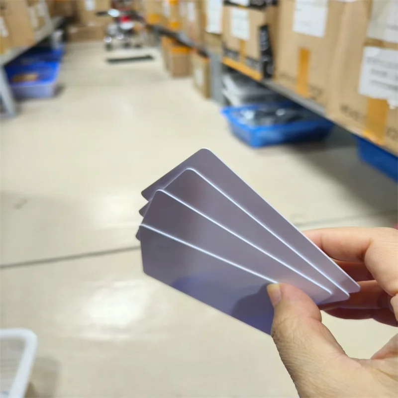 

10 шт., глянцевая пустая визитная карточка из ПВХ, дизайн логотипа, имя, благодарность, удостоверение личности, водонепроницаемая и двусторонняя печать, карты НЕ NFC