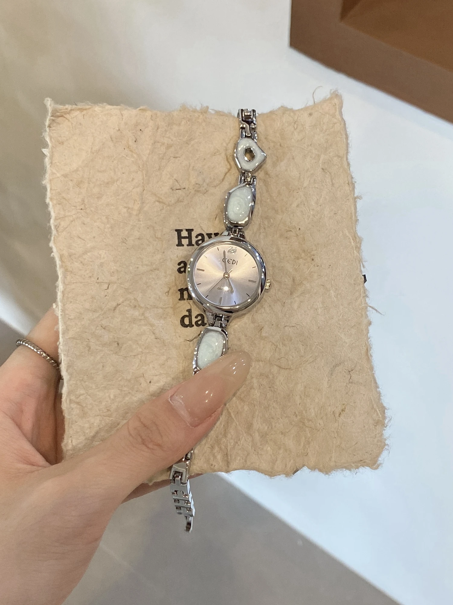 طراز سوار نسائي، طراز جديد فاخر 2025، ساعة سلسلة غير منتظمة راقية، ساعة يد فريدة من نوعها، ساعة نسائية أصلية.