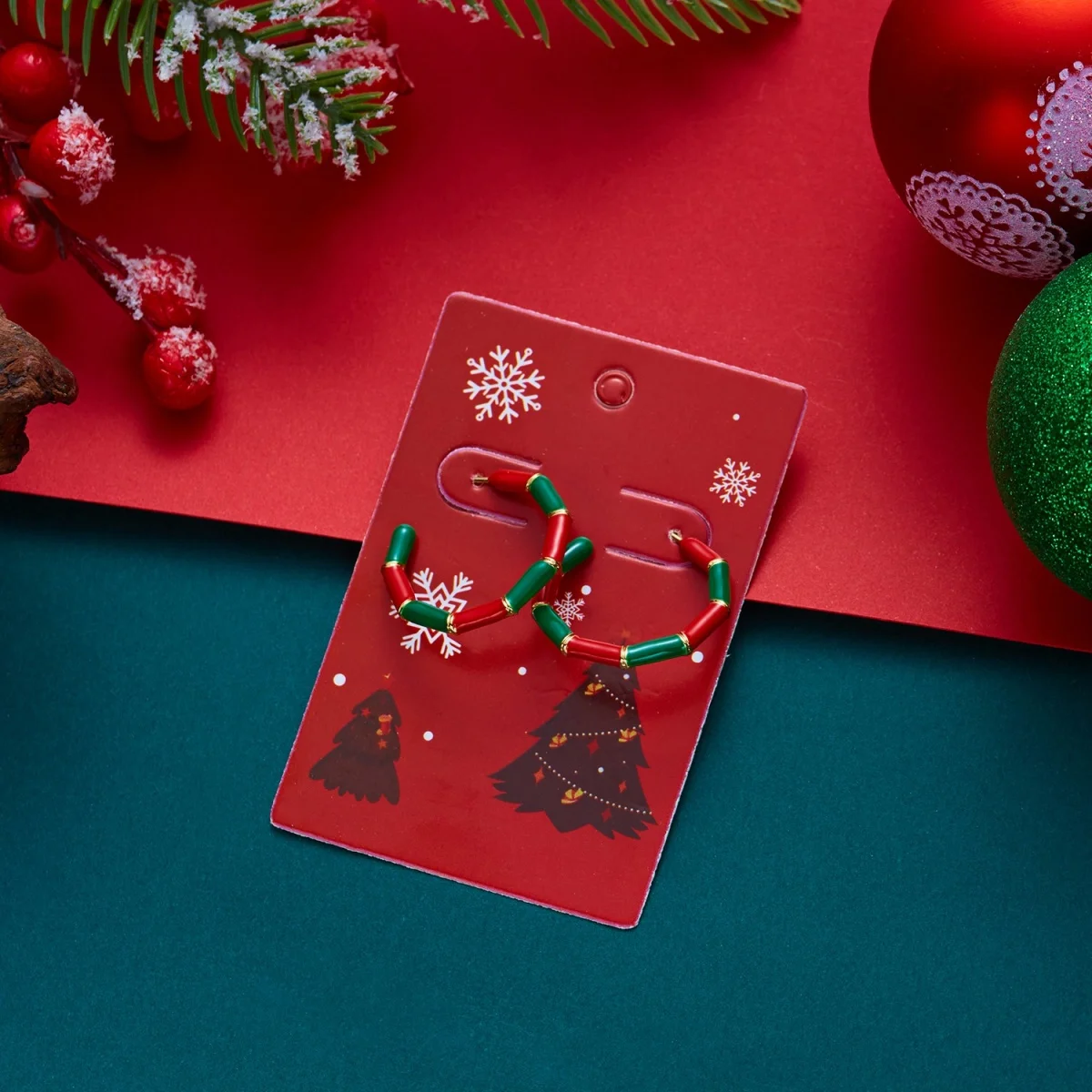 Weihnachtliche, rot-grüne, emaillierte, gedrehte C-förmige Ohrstecker für Damen, unregelmäßige Kreisohrringe, Schmuckgeschenk für Feiertage und Neujahrspartys – Detail 19