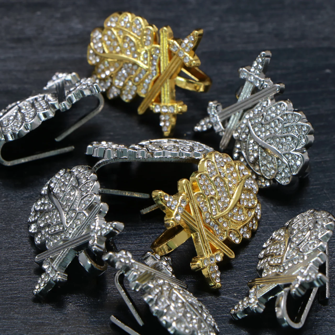 Espada doble hoja de roble con accesorios de Medalla de Caballero de diamante, insignia Edelweiss, broche de cruz de hierro