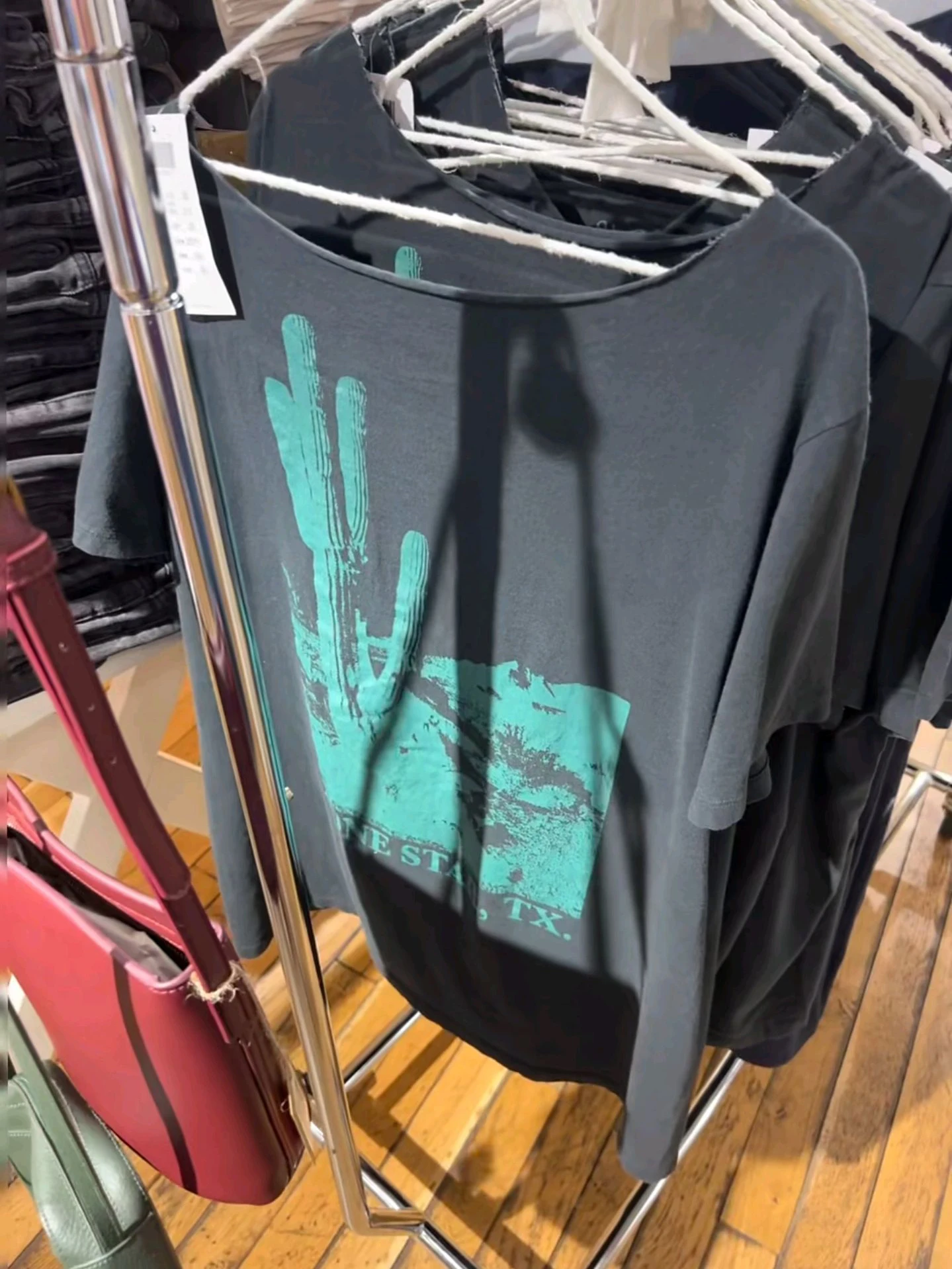 رسالة طباعة أسود فضفاض تي شيرت امرأة الخام هيم مائل الرقبة قصيرة الأكمام تي شيرت الصيف الشارع الشهير خمر ملابس علوية من القطن المتضخم