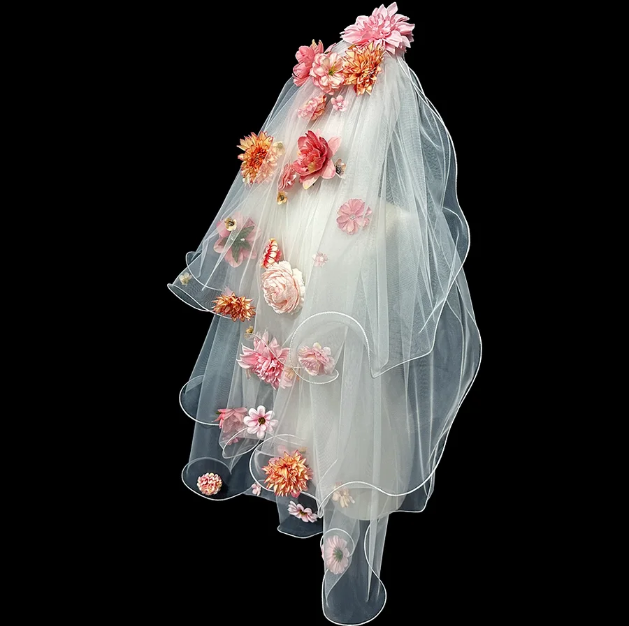 Velo floral colorido súper etéreo, inspirado en el bosque y con infusión de dopamina para novias, un nuevo producto de otoño/invierno.