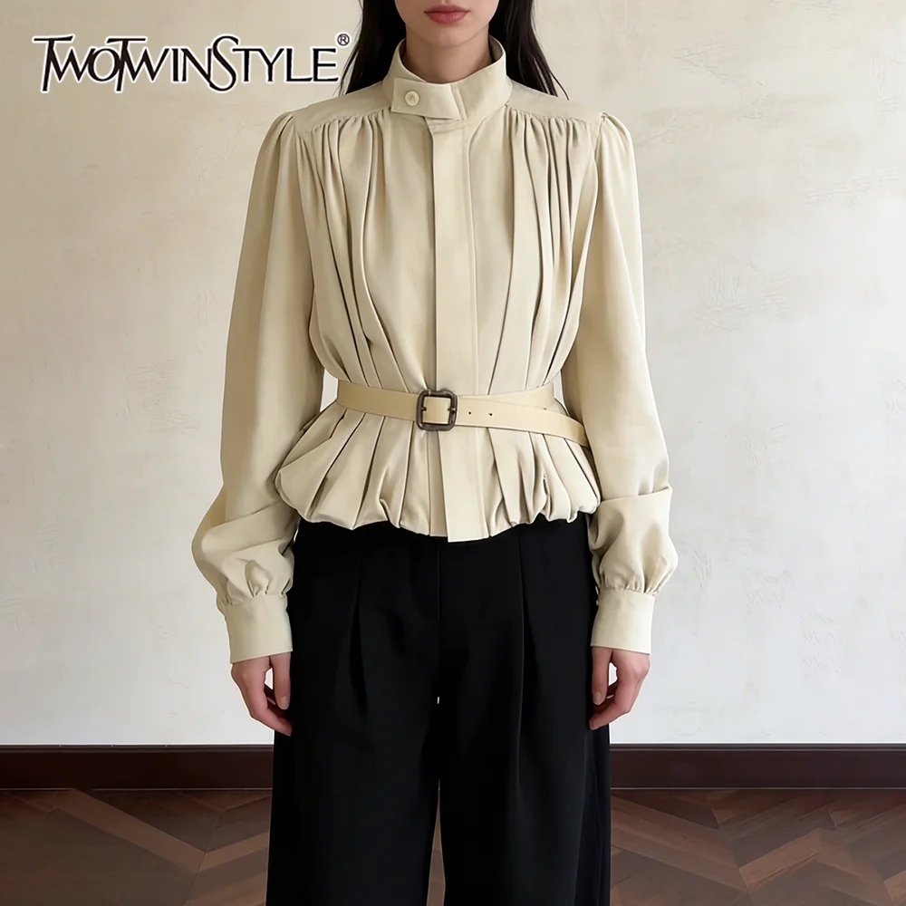 

Женская укороченная куртка TWOTWINSTYLE с воротником-стойкой, длинными рукавами, пэчворком и пуговицами, однотонная, с декоративными сборками, в минималистичном стиле