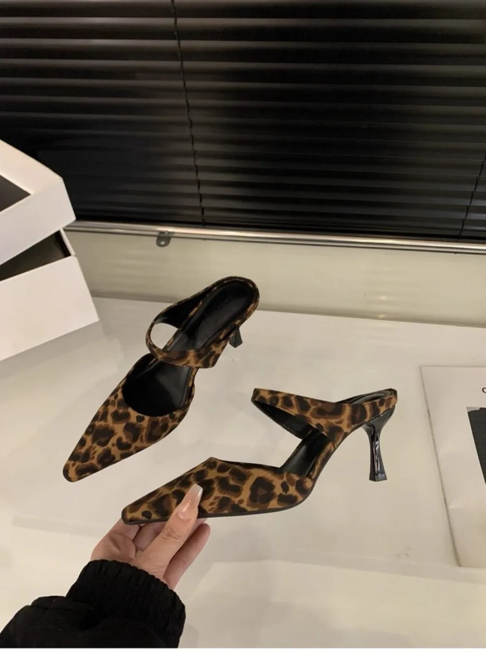 Französische Retro-Damen-Pantoletten mit offener Spitze, spitze Wildleder-High-Heels, elegante Halbschuhe, schlichte neue geschlossene Halbpantoffeln 2026 – Detail 9