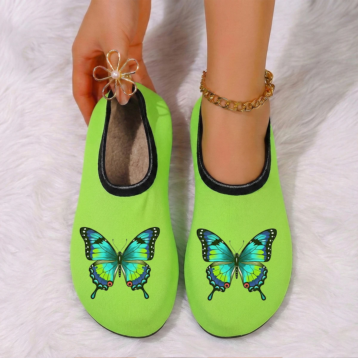 شبشب أرضي أنيق للزوجين يمكن ارتداؤه في الفصول الأربعة مطبوع عليه فراشات من جلد الغزال يسمح بمرور الهواء ومرونة عالية ومضاد للانزلاق