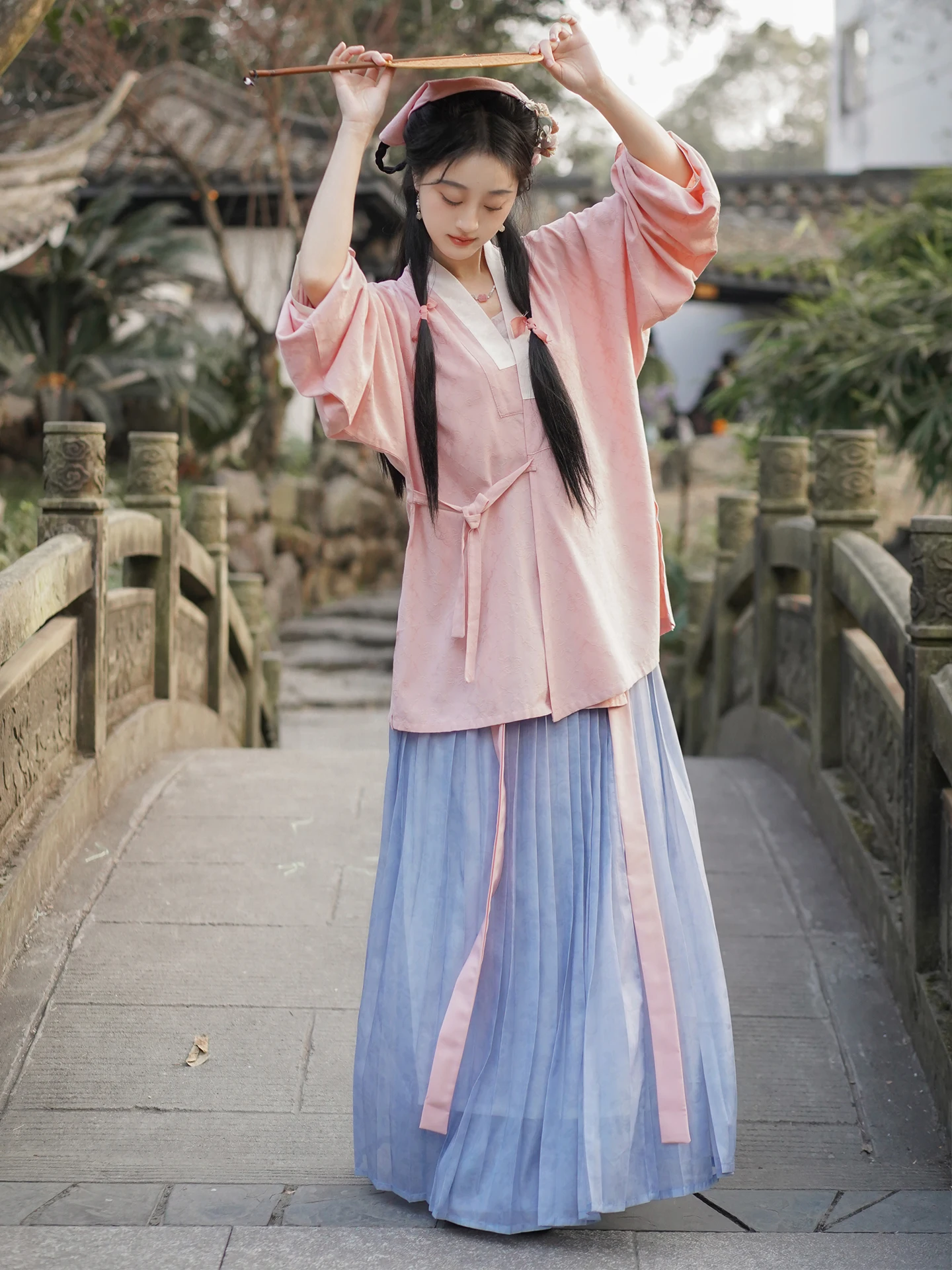 

Оригинальный комплект Ханьфу ChunTao для повседневной носки: короткая рубашка в стиле династии Мин и плиссированная юбка с принтом, коллекция Весна-Лето