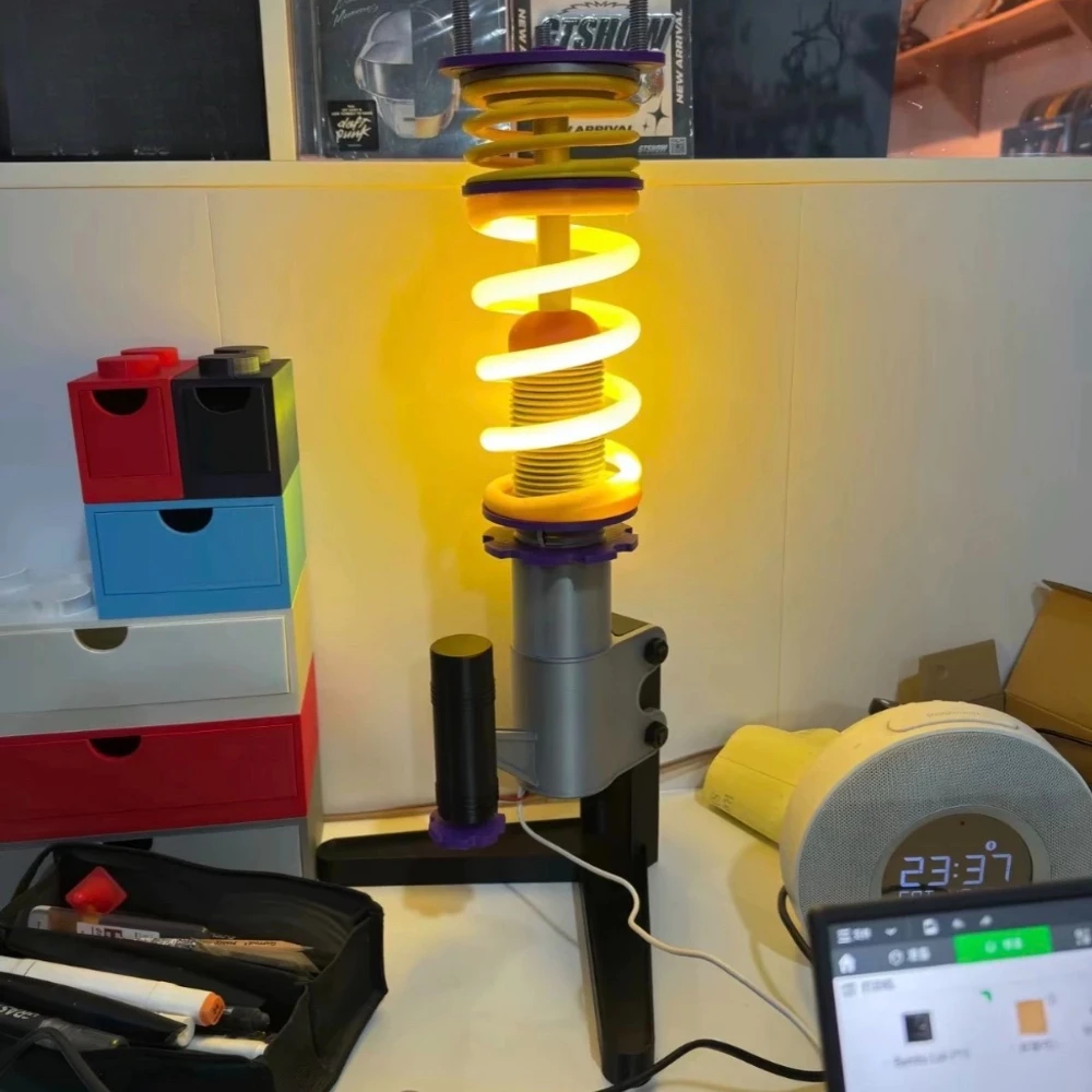 

Настольная лампа в индустриальном стиле DIY: креативный декор, имитация амортизатора, персонализированная модель-реплика, светильник для рабочего стола.