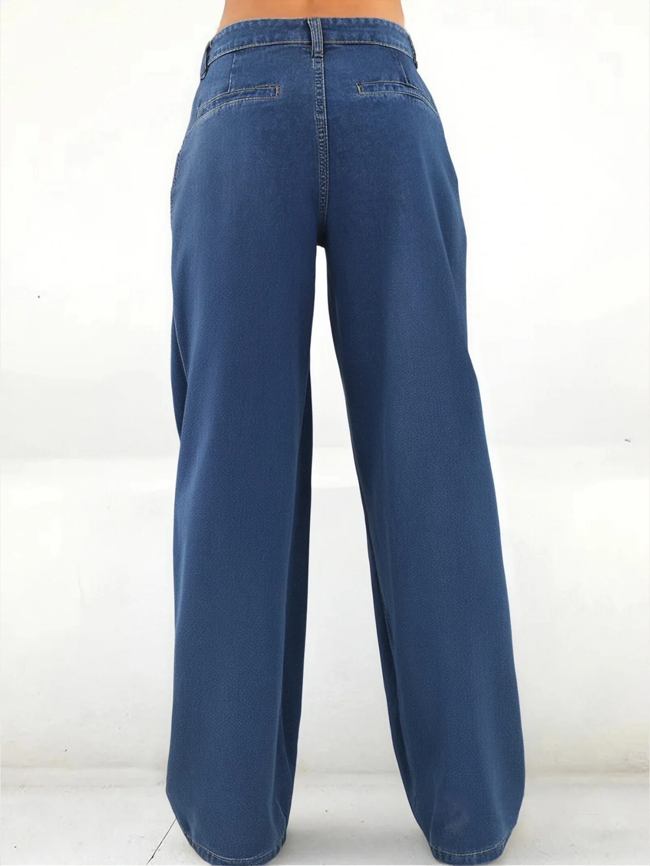 Jean en jean ample bleu foncé à jambes larges pour femme avec détails de couture