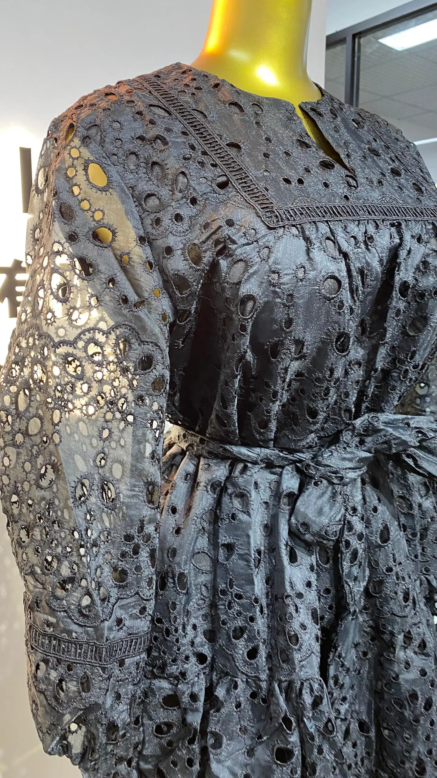 2025 Retro รอบคอโคมไฟ Hollow ดอกไม้ลูกไม้อารมณ์ฤดูร้อนชุดยาว-GZMM018