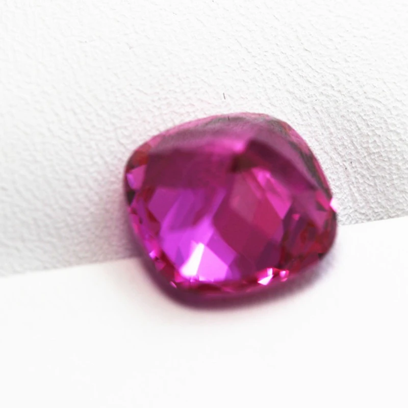 Hochwertiger rosa Rubin, 10x10mm, Kissenform, UV-Test bestanden, Mohs-Härte, Edelstein für Schmuckherstellung/Sammlung/Fassung. – Detail 4