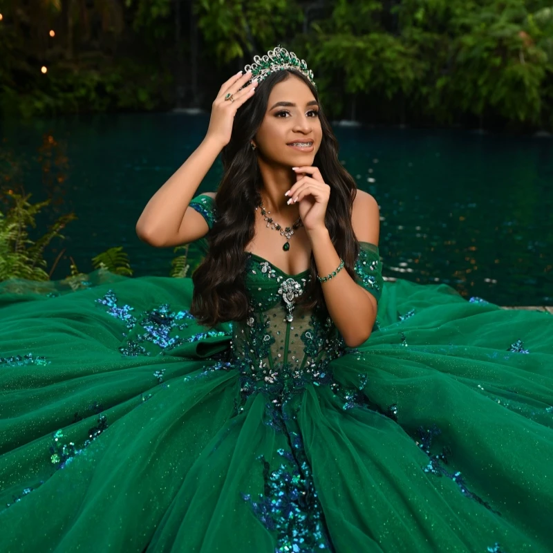 فساتين Quinceanera باللون الأخضر الزمردي اللامع قبالة الكتف مزين بالترتر والدانتيل مطرز بفيونكة تول وحفلات أعياد الميلاد الحلو 16