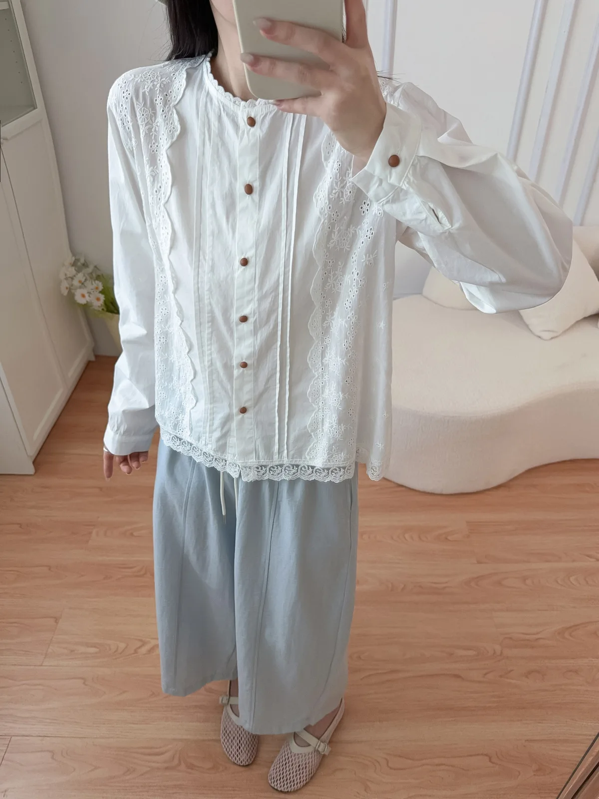 جديد 2025 الخريف قميص قطني بكم طويل ، المرأة الوقوف التطريز الدانتيل ، موري فتاة الفرنسية الحلو تخفيف شيك بلوزة فضفاضة T59717CC