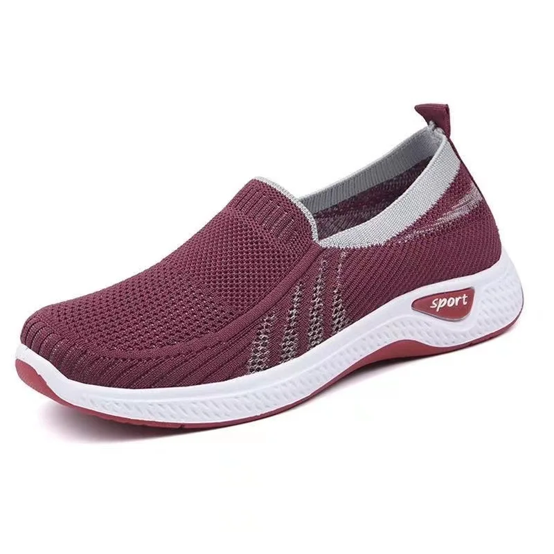 

A Woman in Old Beijing Cloth Shoes in The Spring and Autumn Style Breathable Sports Running Shoes Anti-slip and Wear-resistant